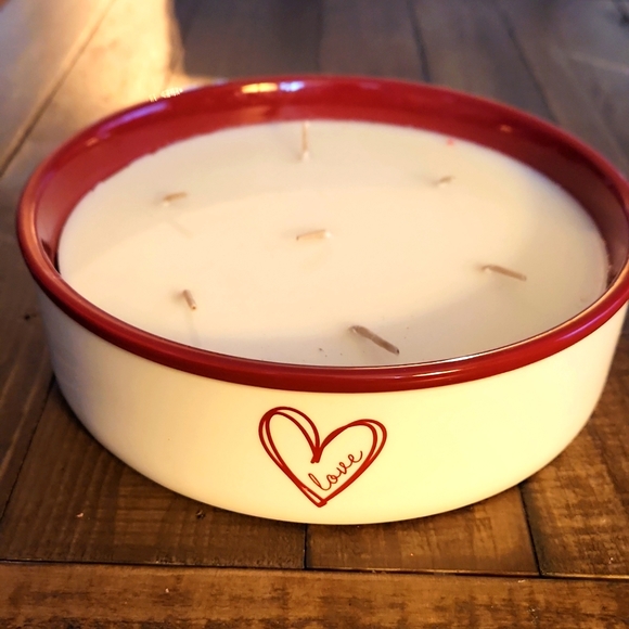 sand & fog Other - NWT Sand & Fog 6 Wick Wide Vanilla Love ❤️ Candle
